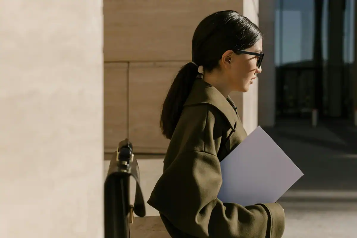 Personne portant un dossier, prête à discuter de comment bien recruter en 2025.