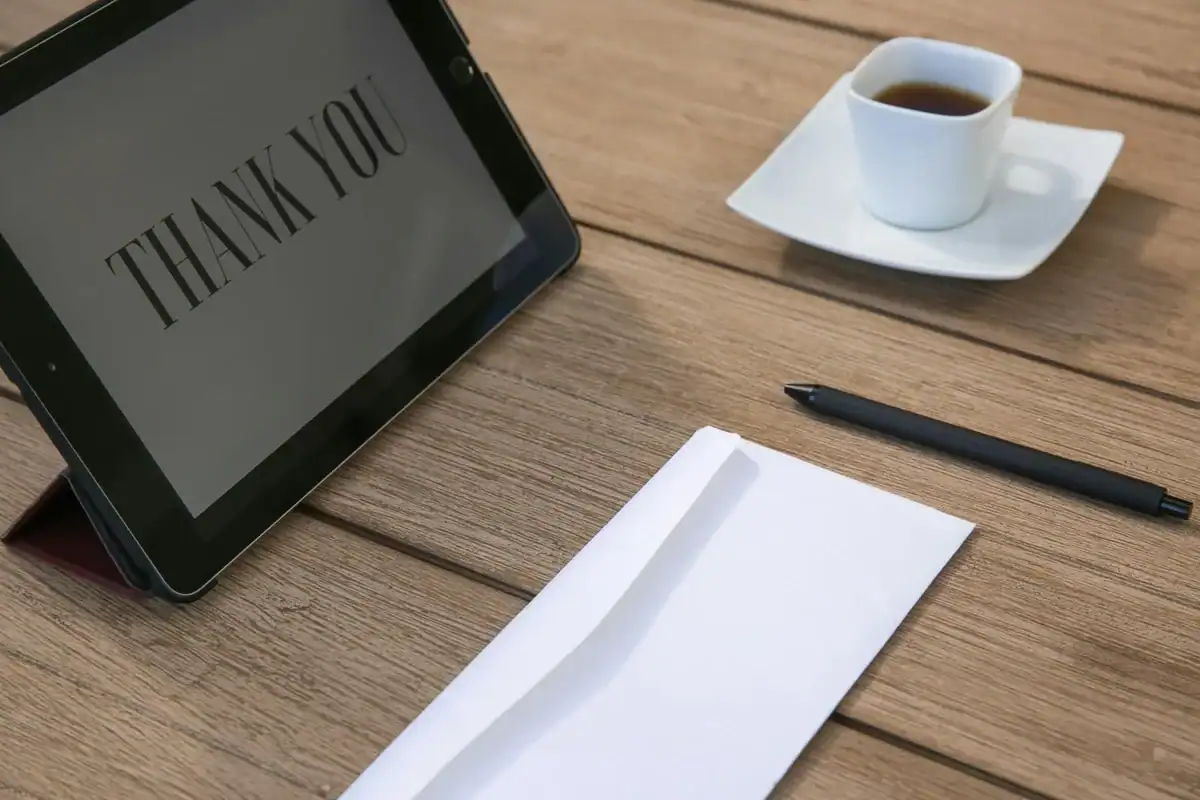 Exprimer la reconnaissance au travail : message "Thank you" symbolisant l'importance de la gratitude dans un environnement professionnel